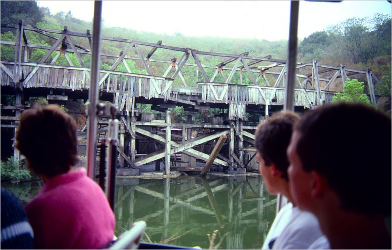Falling bridge that repairs itself